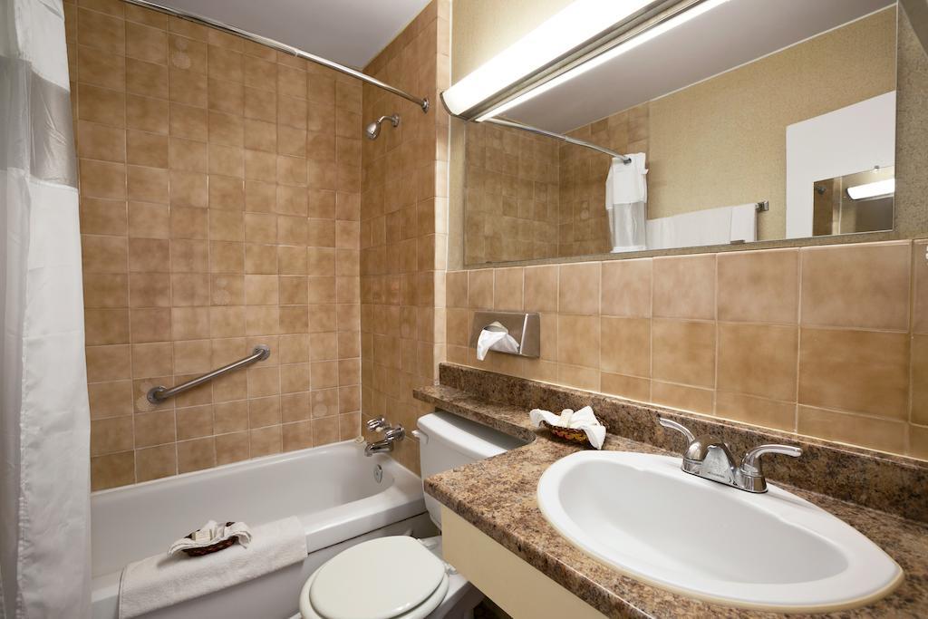 Howard Johnson By Wyndham Cornwall Room photo