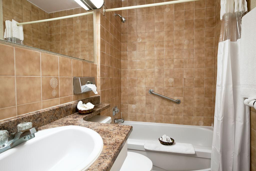Howard Johnson By Wyndham Cornwall Room photo