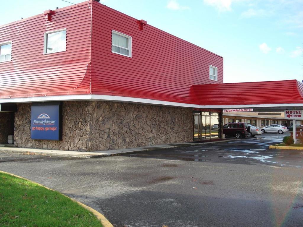 Howard Johnson By Wyndham Cornwall Exterior photo