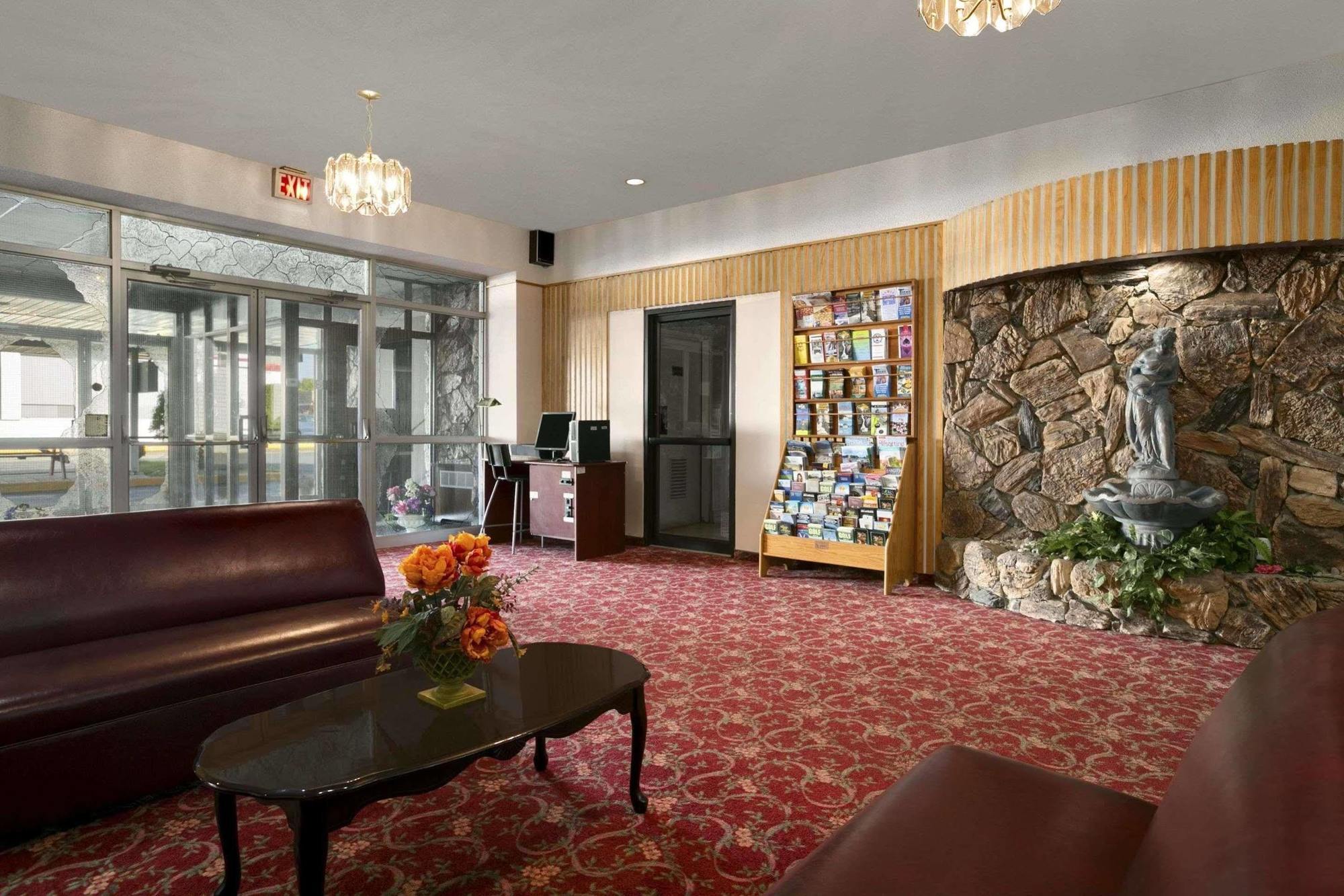Howard Johnson By Wyndham Cornwall Exterior photo