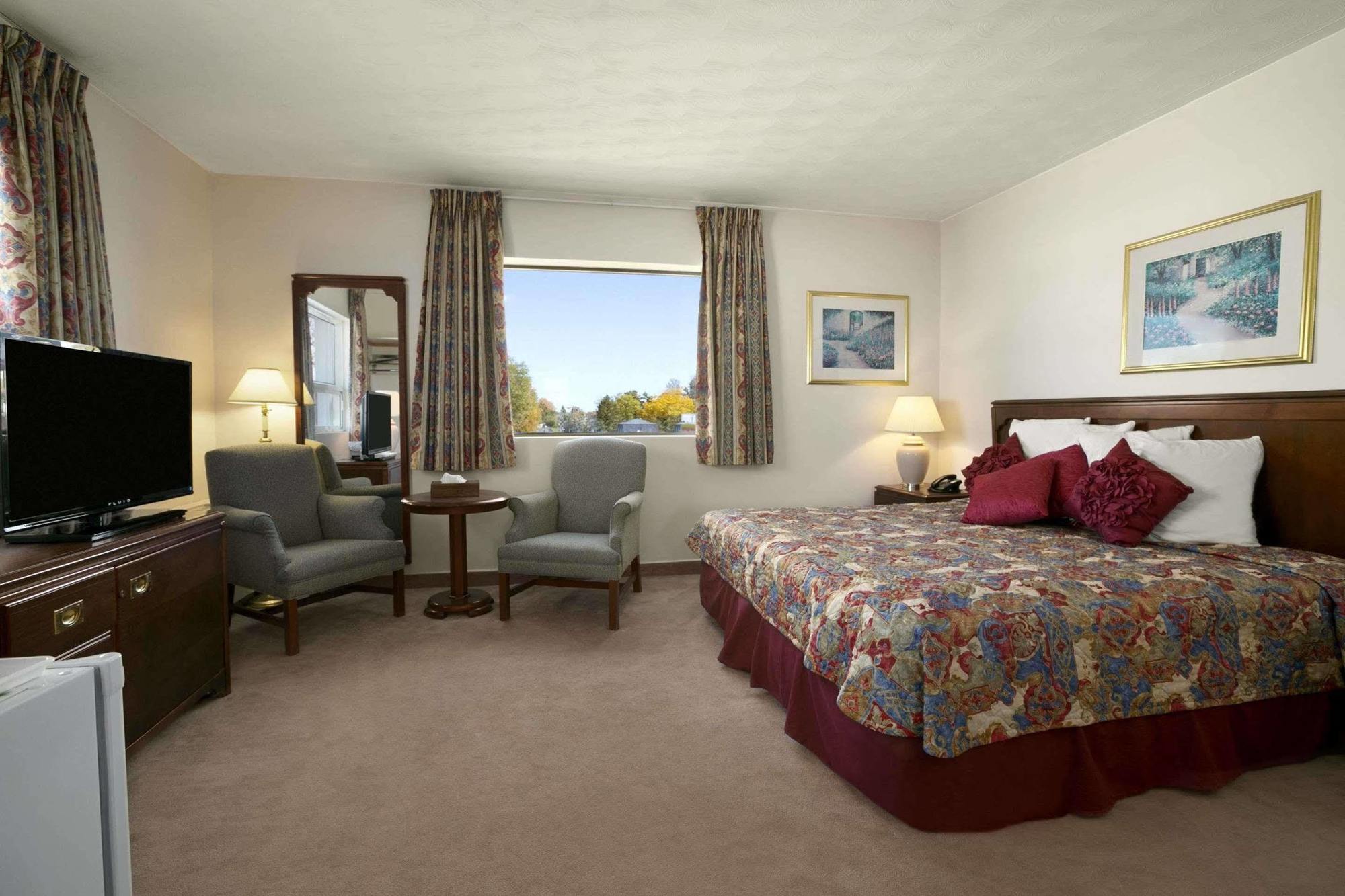 Howard Johnson By Wyndham Cornwall Exterior photo
