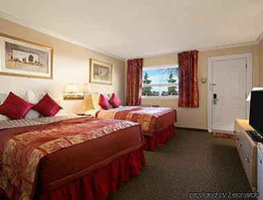 Howard Johnson By Wyndham Cornwall Exterior photo